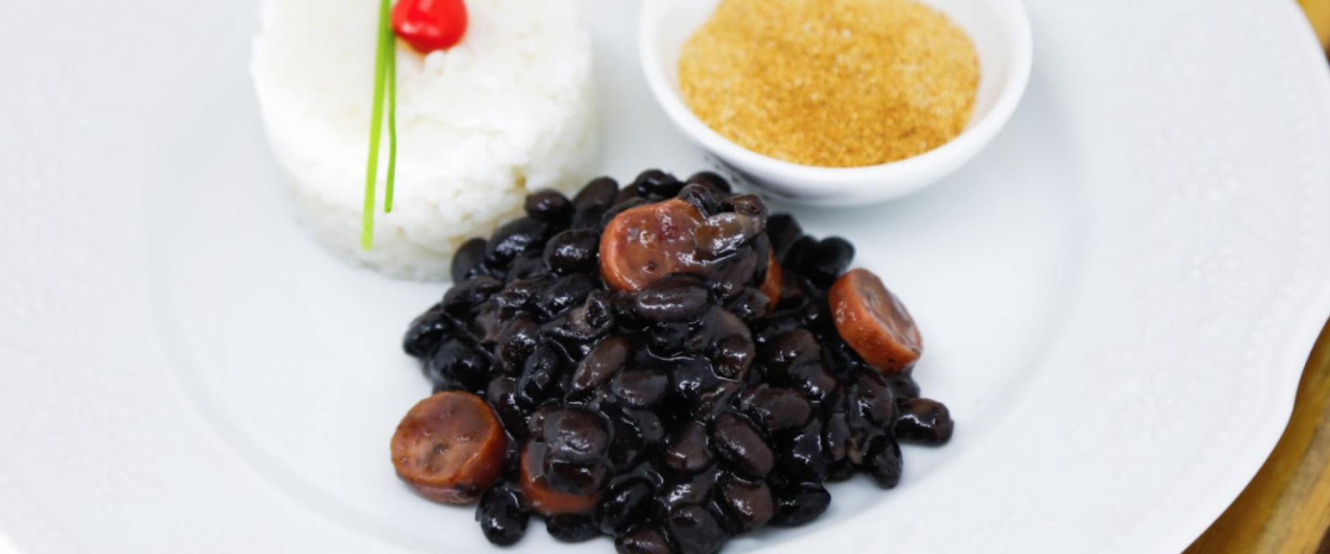 Prato branco com arroz, feijao com linguica e farofa da Keep Light