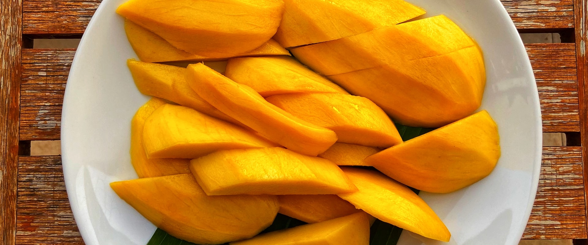 Prato branco com pedacos de manga descascados Unsplash / @Fedor