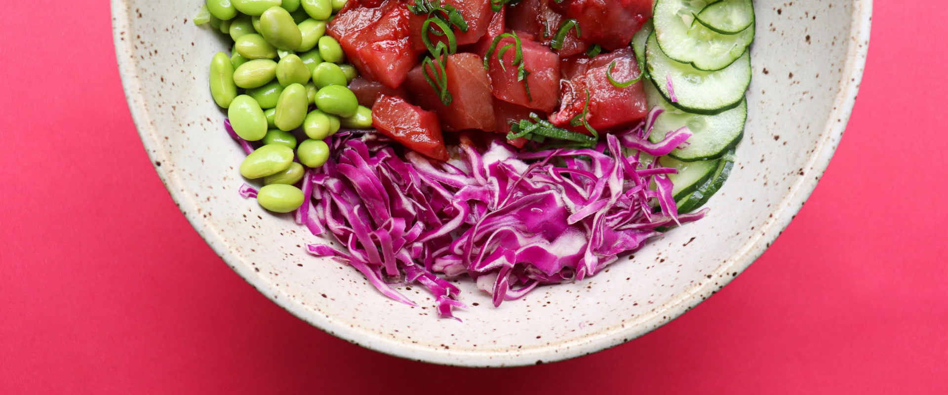 Prato de comida com alimentos de cor vermelha, verde e roxa @LarissaDeruzzi/Pexels